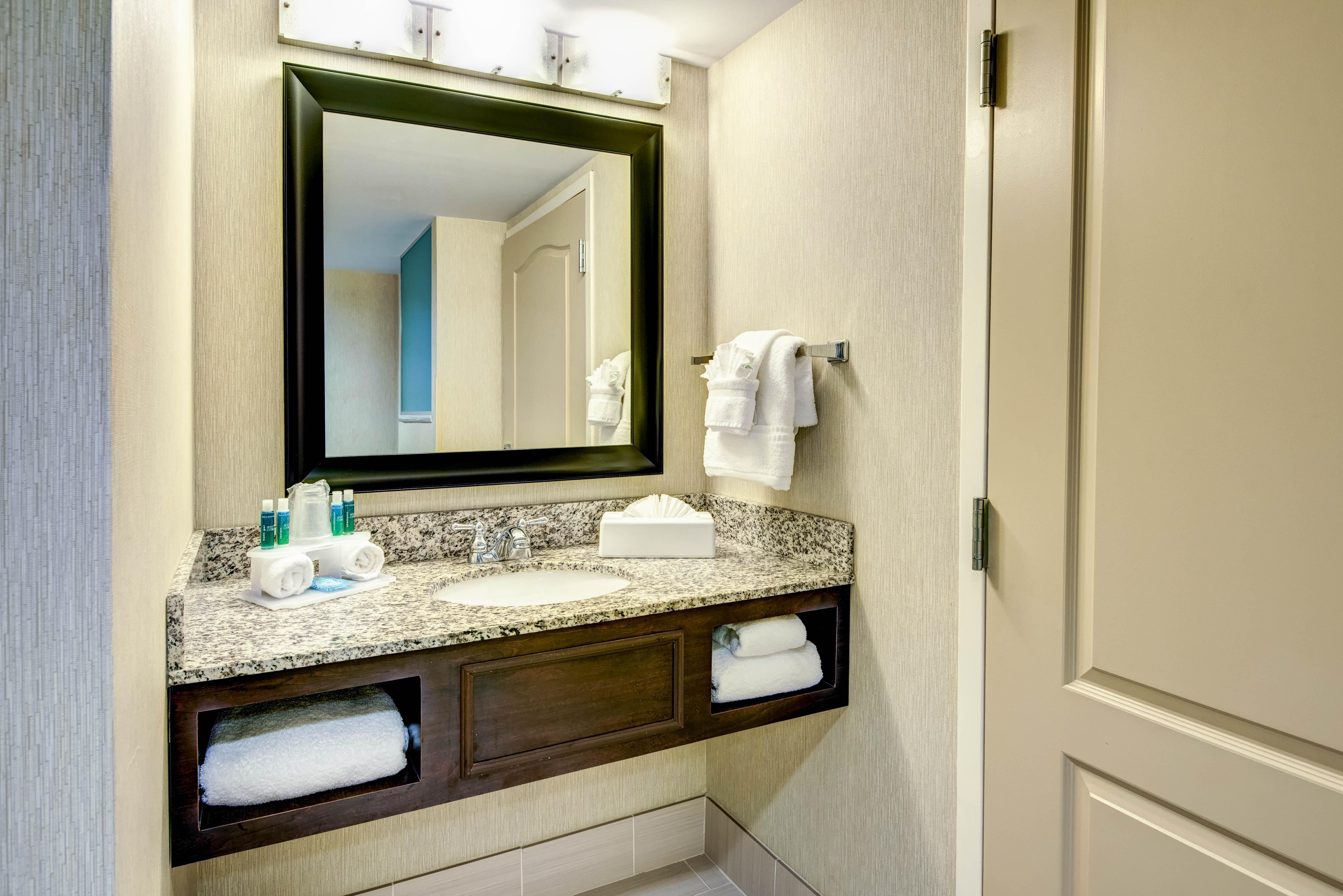Holiday Inn Express - Neptune By Ihg Bagian luar foto