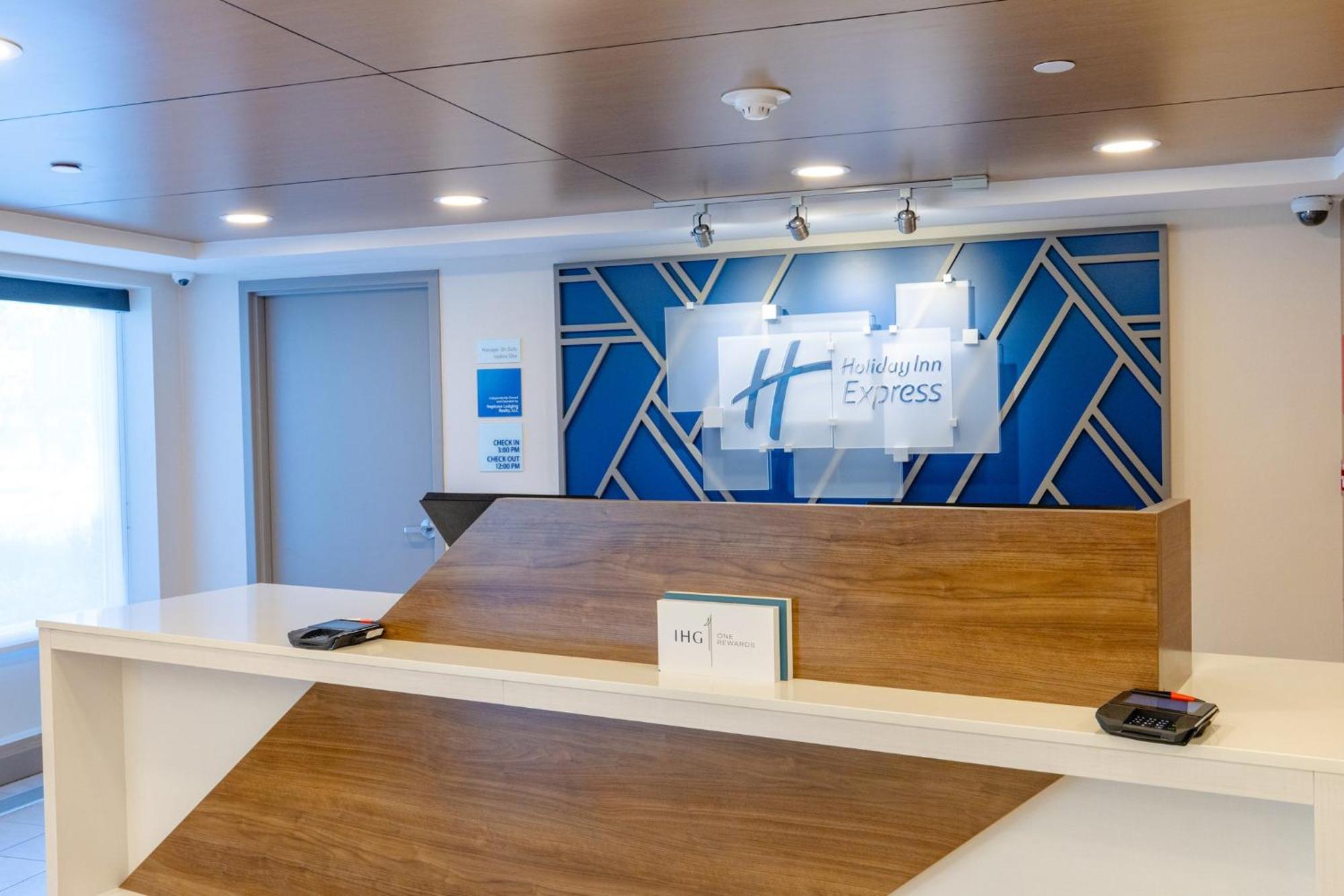 Holiday Inn Express - Neptune By Ihg Bagian luar foto