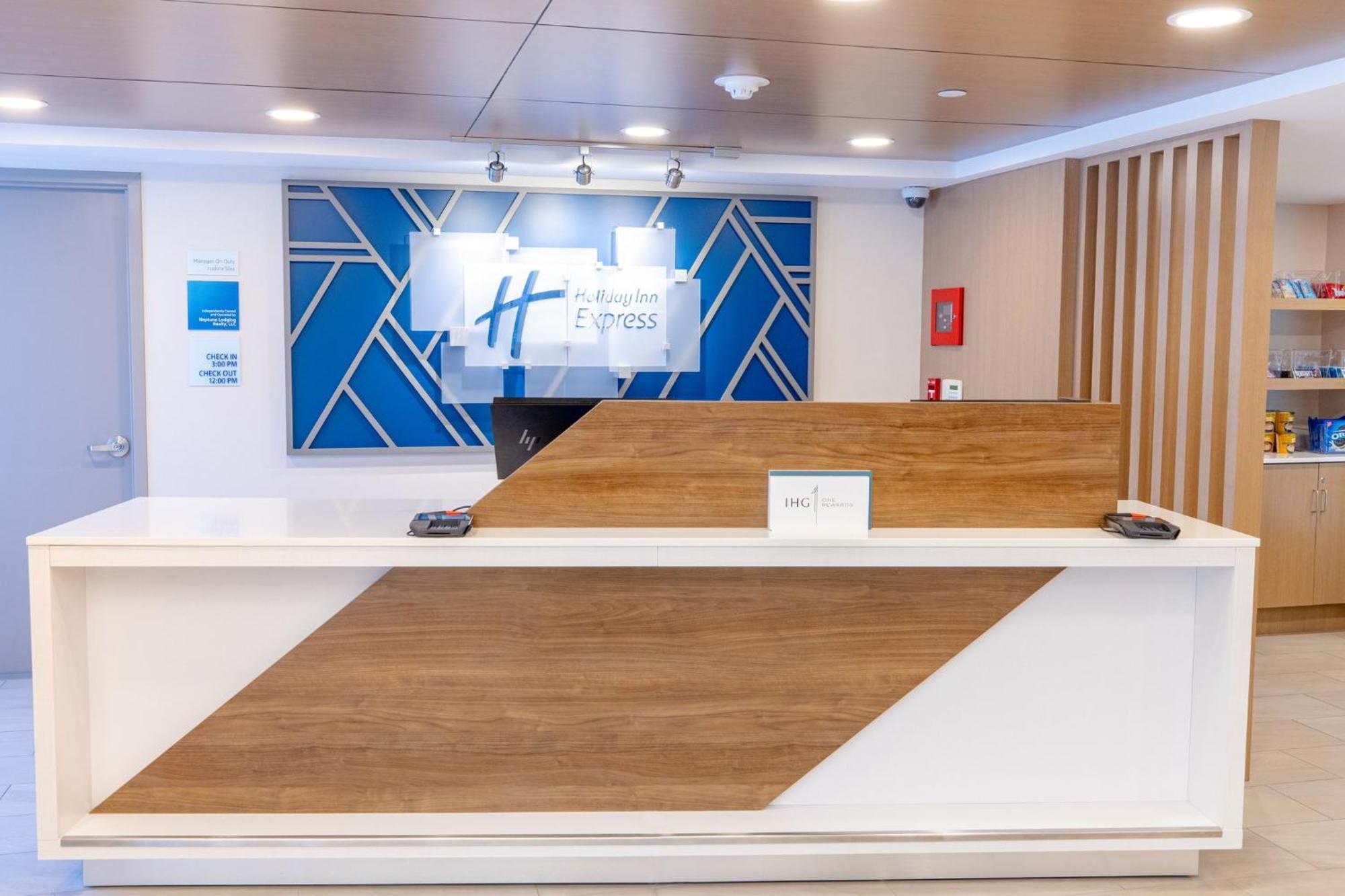 Holiday Inn Express - Neptune By Ihg Bagian luar foto