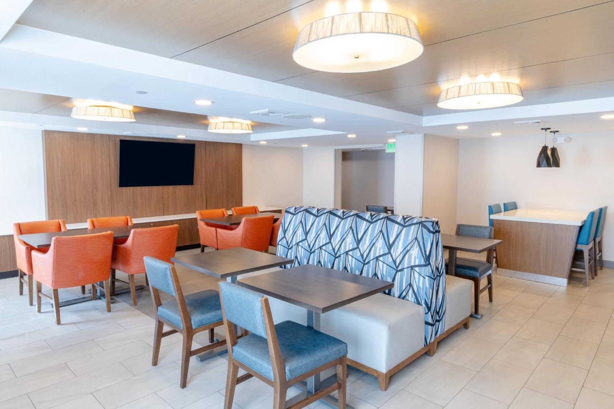 Holiday Inn Express - Neptune By Ihg Bagian luar foto